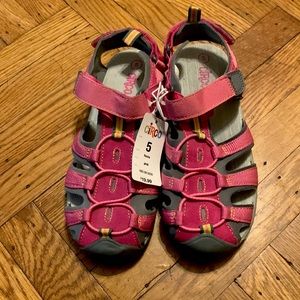 NWT Girls water shoes- size 5